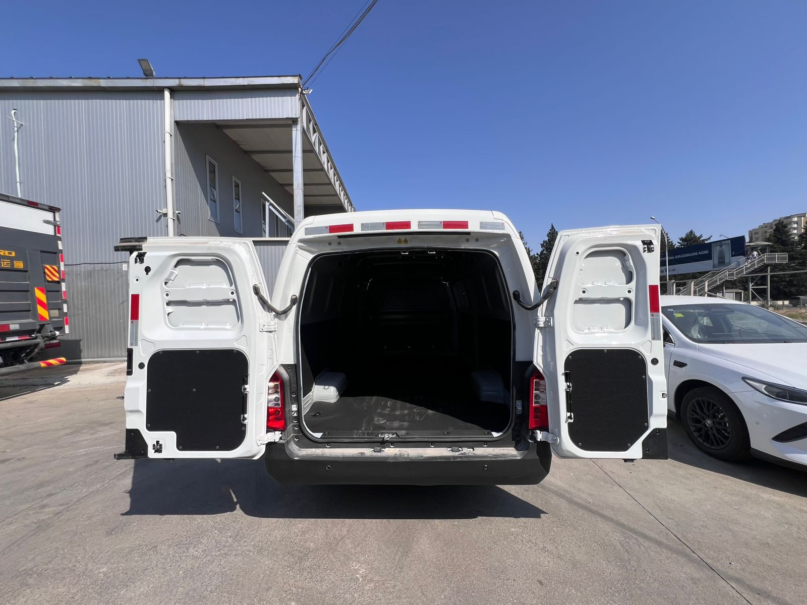 SENA EV 300 – CARGO VAN